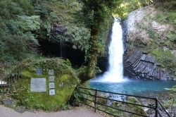 高さ25ｍ幅７m日本の滝100選『浄蓮の滝』